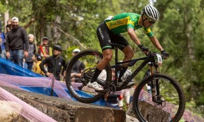 Na imagem, Ulan Galinski descendo e passando do obstáculo com sua bicicleta.
