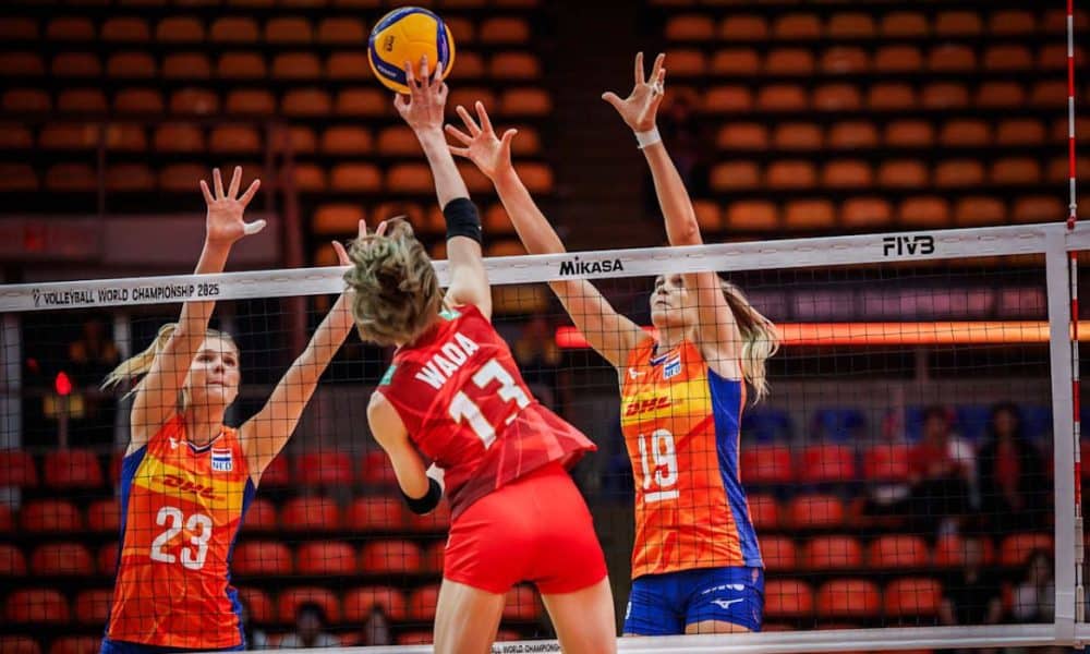 Wada, do Japão, ataca na partida contra a Holanda pelas quartas de final do Mundial de vôlei feminino