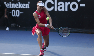 Ana Candiotto ataca a bola com um backhand em partida do SP Open