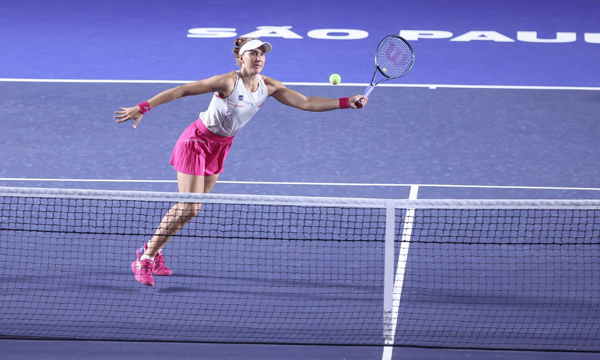 Bia Haddad Maia faz voleio próximo à rede em jogo do SP Open