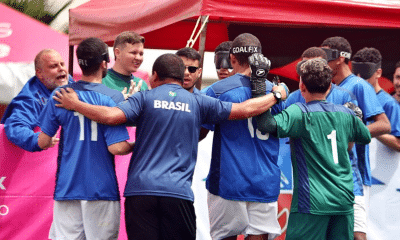 Equipe do Brasil comemora gol na Copa Azteca de futebol de cegos