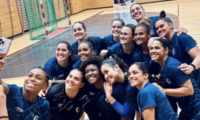 Alê Nascimento e colegas da seleção brasileira de handebol em amistoso na Áustria