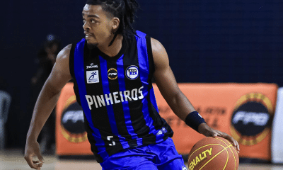David Sloan conduz a bola em jogo entre Pinheiros e Corinthians no Campeonato Paulista de basquete masculino
