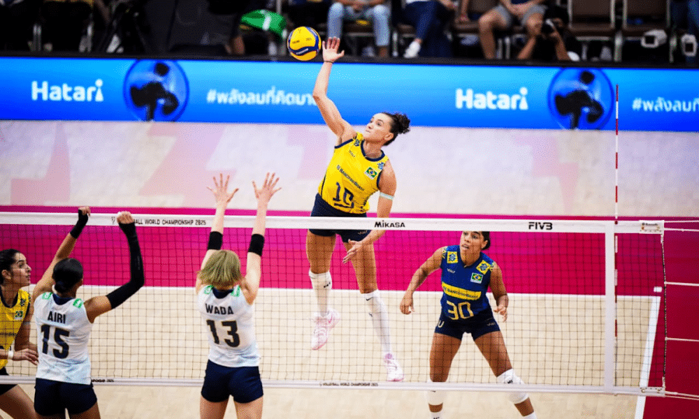 Gabi ataca bola contra o Japão no Mundial de vôlei feminino 2025