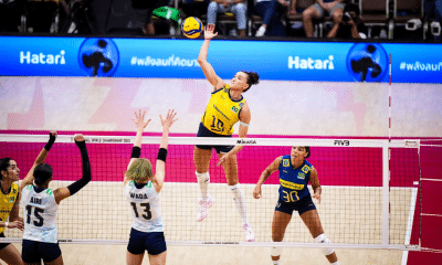 Gabi ataca bola contra o Japão no Mundial de vôlei feminino 2025