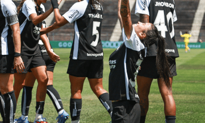 Jaqueline comemora gol no jogo entre Corinthians e Santos no Paulistão Feminino