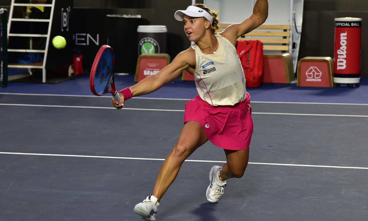 Laura Pigossi ataca a bola com um backhand em jogo do SP Open
