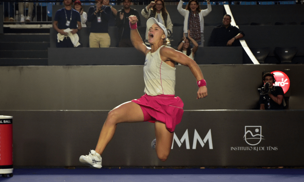 Laura Pigossi comemora após avançar às oitavas de final do SP Open