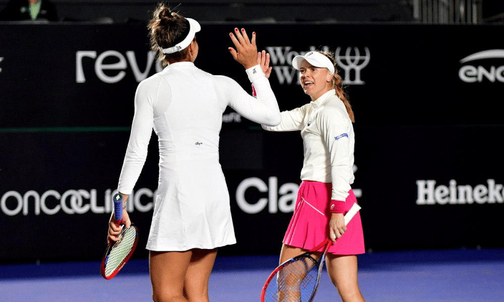 Laura Pigossi e Ingrid Martins comemoram ponto na semifinal do SP Open