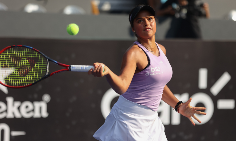 Nauhany silva ataca com um forehand no jogo contra Carol Meligeni Alves no SP Open