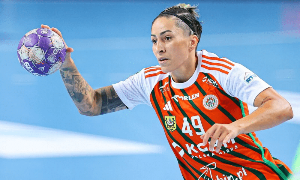 Paty Matieli em jogo do Zagleibe Lubin na Superliga Polonesa de Handebol