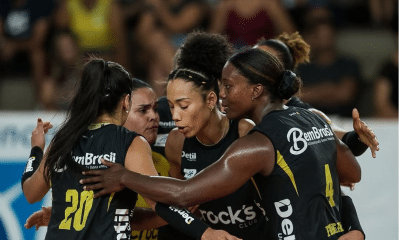 Jogadoras do Praia Clube comemoram ponto em jogo da Copa Brasília