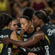 Jogadoras do Praia Clube comemoram ponto em jogo da Copa Brasília