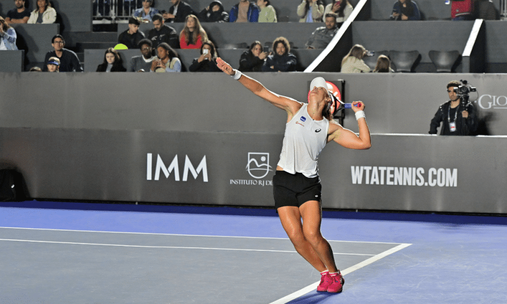 Bia Haddad Maia em jogo na quadra central do SP Open