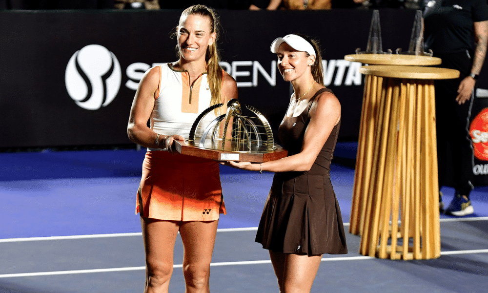 SP Open: Luisa Stefani e Timea Babos posam para foto com o troféu do WTA 250 de São Paulo