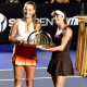 SP Open: Luisa Stefani e Timea Babos posam para foto com o troféu do WTA 250 de São Paulo