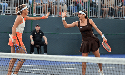 Luisa Stefani e Timea Babos comemoram ponto em jogo do SP Open WTA 500 de Ningbo