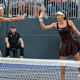 Luisa Stefani e Timea Babos comemoram ponto em jogo do SP Open WTA 500 de Ningbo