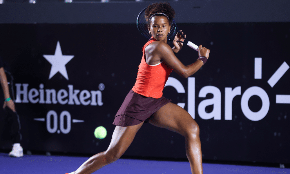Victoria Barros prepara um backhand para atacar bola em jogo do SP Open