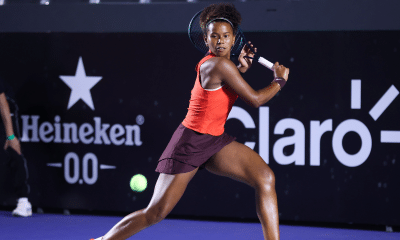 Victoria Barros prepara um backhand para atacar bola em jogo do SP Open