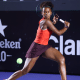 Victoria Barros prepara um backhand para atacar bola em jogo do SP Open