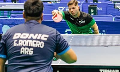 Na imagem, Maycon de Oliveira rebatendo a bolinha com sua raquete.