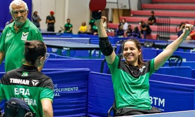 Na imagem, Cátia Oliveira, com os braços levantados, comemorando o título com Joyce Oliveira, de costas.