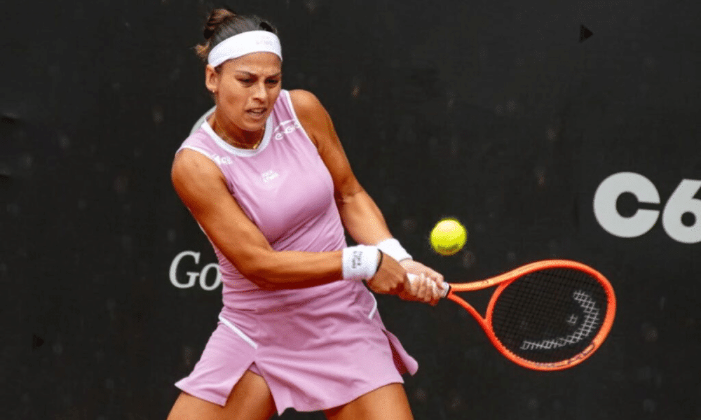 Carol Meligeni em ação durante o ITF W35 de São Paulo