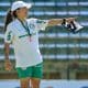 Na imagem, Camilla Orlando dando orientações às jogadoras do Palmeiras.