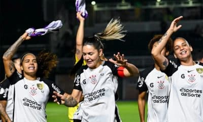 Na imagem, jogadoras do Corinthians comemorando.