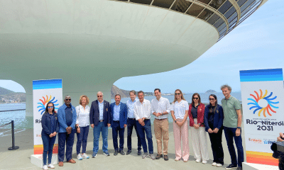"Comitiva da Panam Sports, representantes do COB e autoridades do Rio e Niterói posam para foto oficial em frente ao Museu de Arte Contemporânea, em Niterói, após visita de avaliação da candidatura aos Jogos Pan-Americanos de 2031