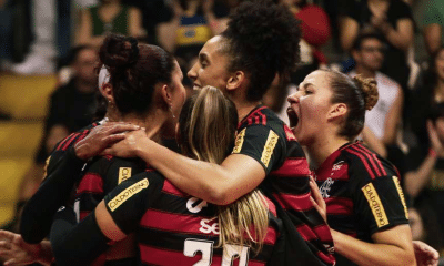 Time do Sesc Flamengo comemorando a vitória contra o Barueri