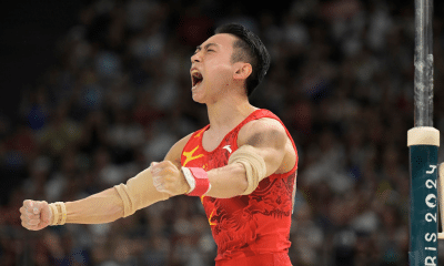 Zou Jingyuan nas barras paralelas no mundial de ginástica artística
