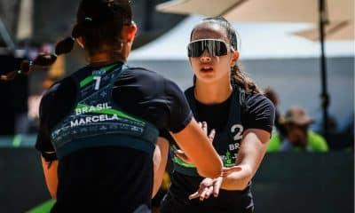 Na imagem, Marcela, de costas, comemorando ponto com Maria Clara.