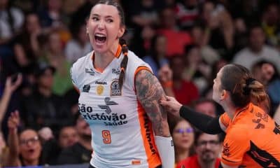 Na imagem, Tiffany comemorando ponto. A vitória do Osasco foi para a tia da atacante.