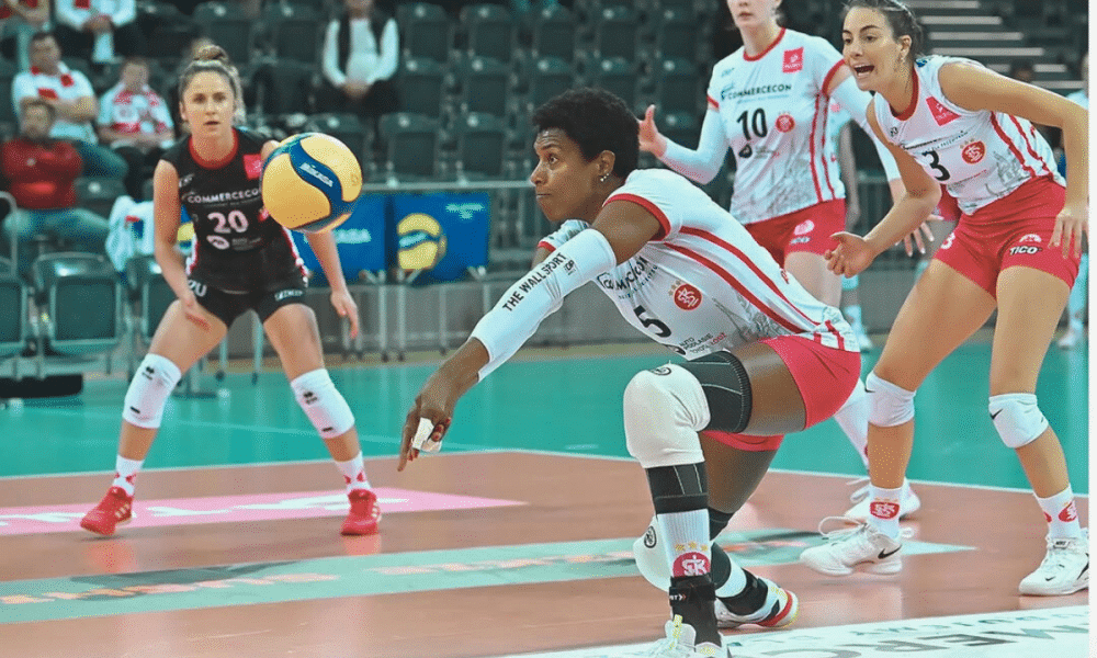 Brasileiras Regiane na recepção e Mari Brambilla ao lado dela (Foto: Instagram @lks_commercecon_lodz)