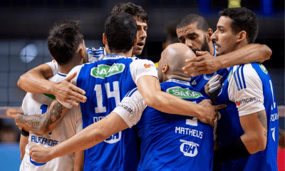 Jogadores do Sada Cruzeiro comemoram ponto