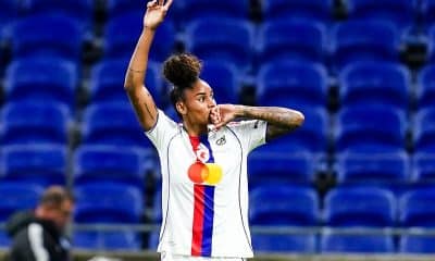 Na imagem, Tarciane comemorando mais um gol com a camisa do Lyon.