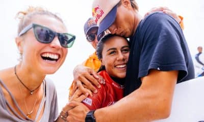 Tya Zebrowski é abraçada por Kauli Vaast após vencer bateria e se garantir matematicamente no CT em 2026