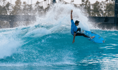 Yago Dora em competição de surfe em piscina de ondas