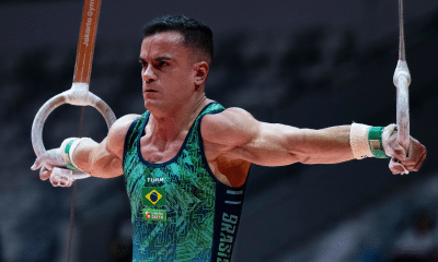Caio Souza nas argolas em prova do Mundial de ginástica artística
