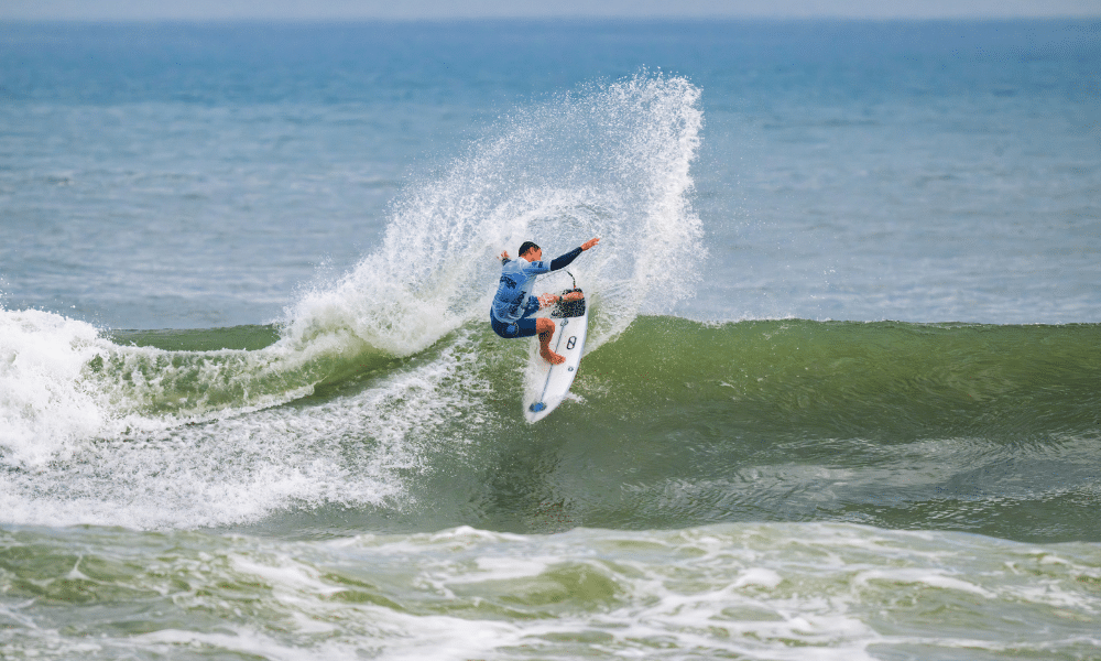 Deivid Silva surfe Challenger Series de Saquaema