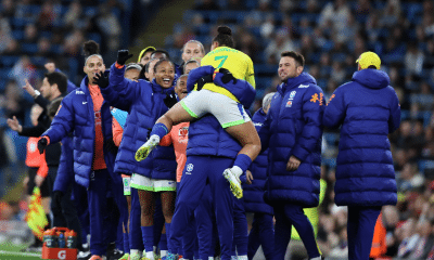 Dudinha comemora gol contra a Inglaterra