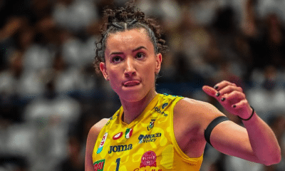 Gabi Guimarães no banco da final da supercopa italiana de vôlei