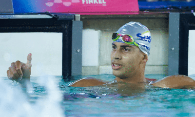 Guilherme Costa faz sinal de positivo dentro da água após prova do Troféu José Finkel