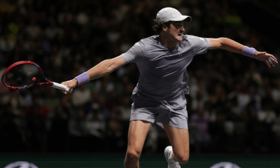 João Fonseca ataca a bola com um forehand em jogo do ATP Masters 1000 de Paris