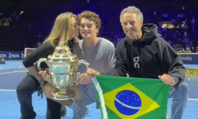 João Fonseca com seus pais na premiação do ATP 500 da Basileia - ATP 500 de Basel