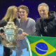 João Fonseca com seus pais na premiação do ATP 500 da Basileia - ATP 500 de Basel