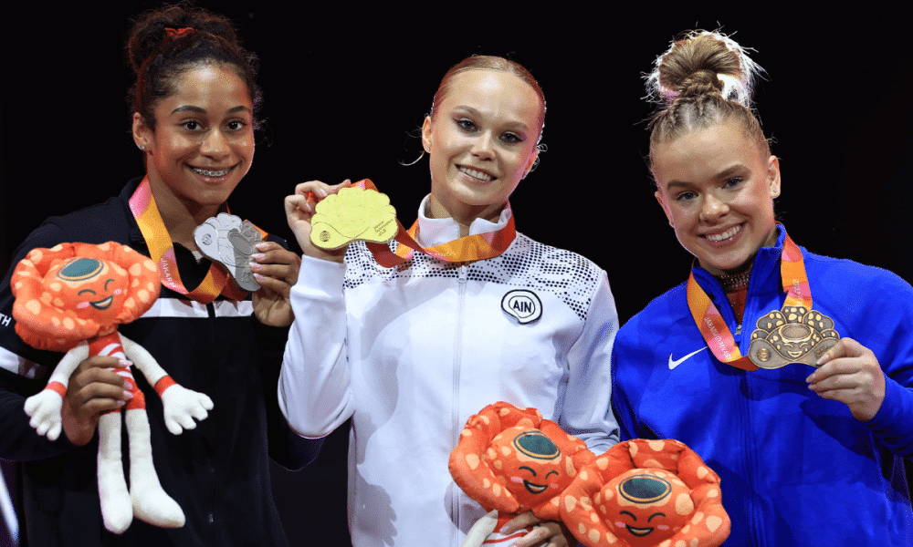 Angelina Melnikova, Lia-Monica Fontaine e Josccelyn Roberson no pódio do salto sobre a mesa feminino do Mundial de Ginástica Artística
