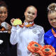 Angelina Melnikova, Lia-Monica Fontaine e Josccelyn Roberson no pódio do salto sobre a mesa feminino do Mundial de Ginástica Artística